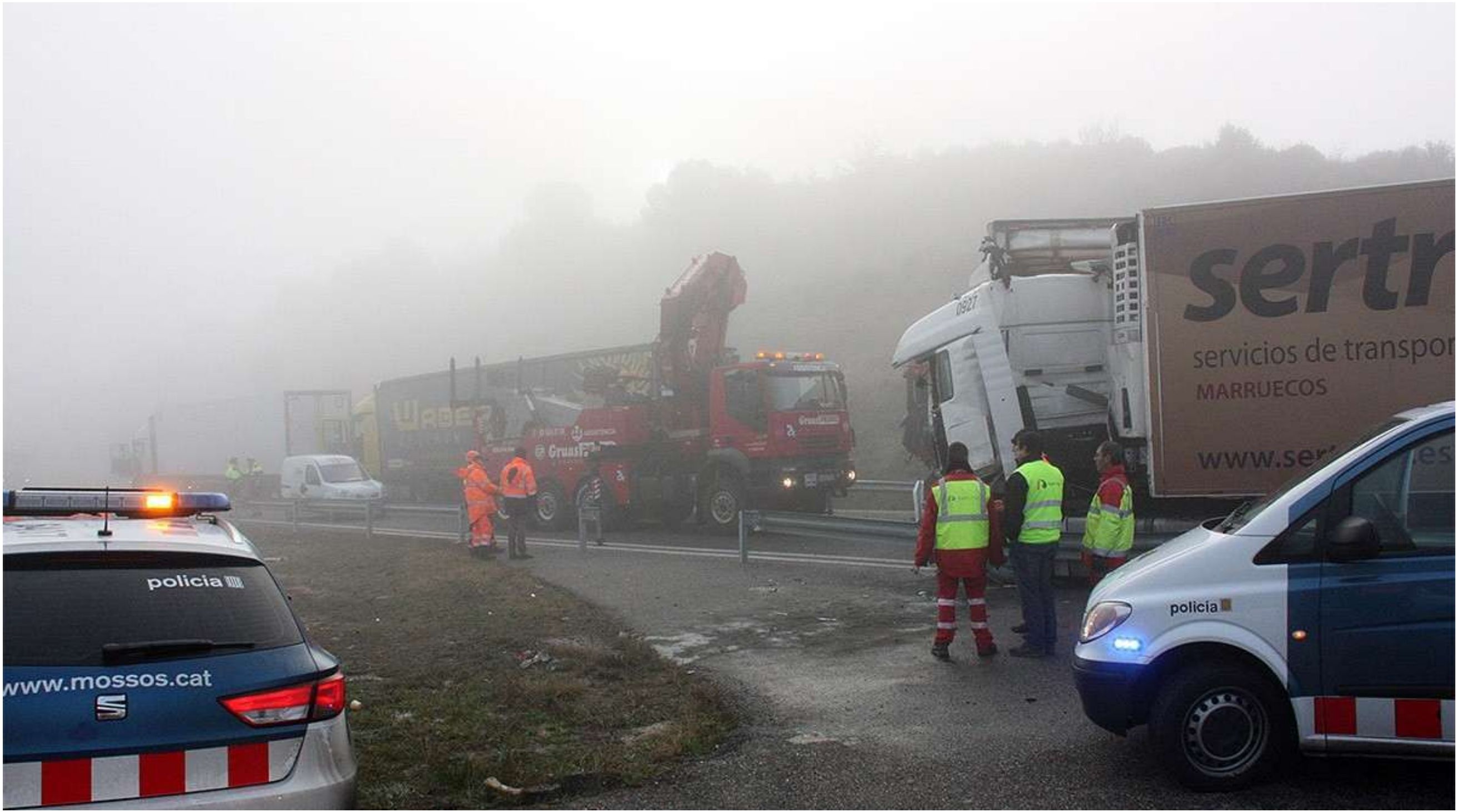 Accident múltiple a l'AP-2 al pas per Castelldans (gener 2013): la boira anòmala de la zona, amplificada pels fums industrials, és un dels exemples del fons atmosfèric del Pla de Lleida.