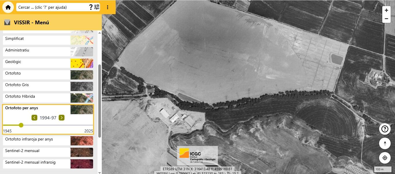 1994-97 (ICGC) — l'arbrat encara es manté dens; comencen els primers moviments de terres a tocar de la banqueta.